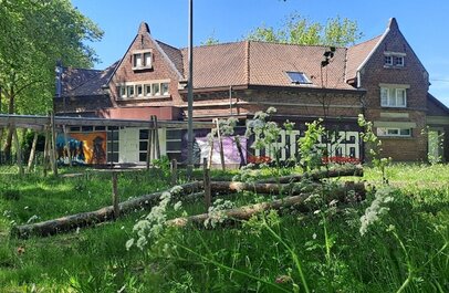 beeld van het wijkcentrum met waterelementen